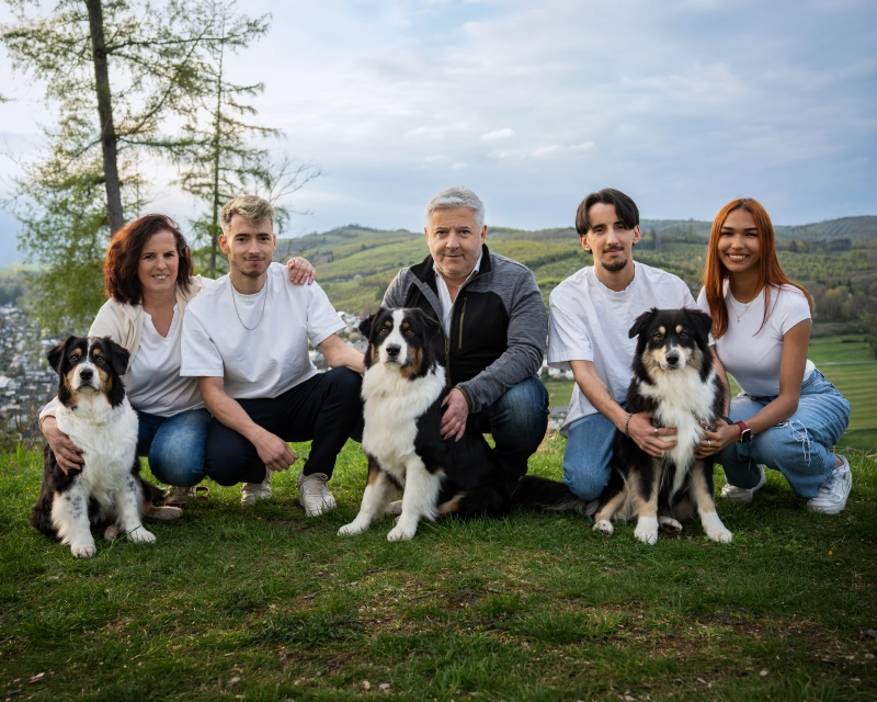 Familie Aslan auf der Wiese